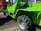 un tracteur vert garé sur le parking