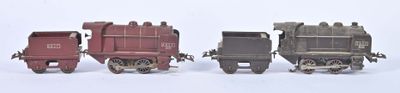 trois petits trains assis l'un à côté de l'autre sur une surface blanche