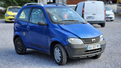 une petite voiture bleue garée dans un parking