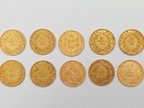 gros plan d'un paquet de pièces d'or sur une surface blanche