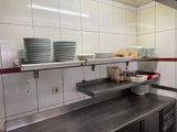 une cuisine avec beaucoup de vaisselle sur le comptoir