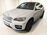 une photo d'un SUV BMW blanc garé dans un showroom