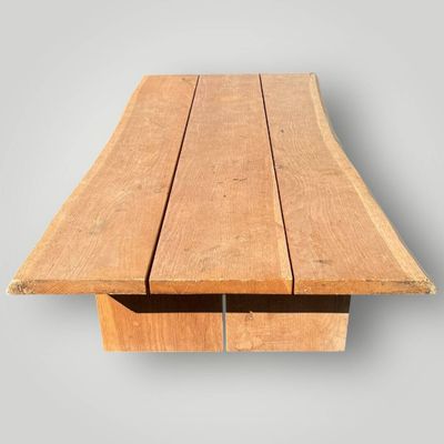 une photo en gros plan d'un morceau de bois posé sur une table