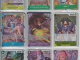 Certaines cartes Pokémon sont exposées dans une vitrine.
