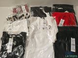 il y a beaucoup de vêtements pour hommes exposés dans le magasin