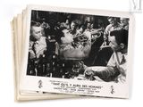 plusieurs vieilles photos en noir et blanc montrant des hommes jouant de la trompette dans un bar