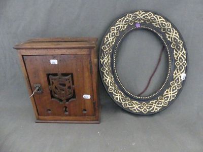 une photo représentant un miroir et un petit meuble en bois