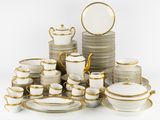 de nombreuses assiettes et tasses empilées les unes sur les autres