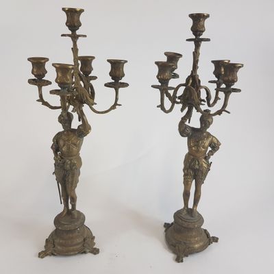 paire de candélabres anciens en laiton ornés de figurines sur leurs socles