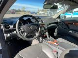 l'intérieur d'une voiture avec un volant, un tableau de bord et les commandes du tableau de bord