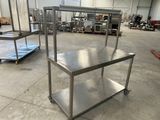 une table en acier inoxydable au milieu d'un entrepôt