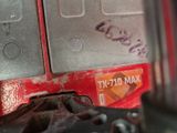 un gros plan sur l'avant d'un camion rouge