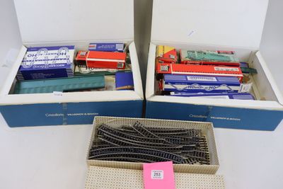 deux boîtes contenant des rails de train, posées sur une table