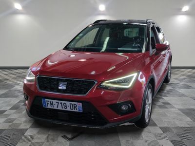 la voiture rouge est garée sur un sol en damier dans le garage