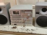 une chaîne hi-fi posée sur une table