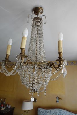 un lustre suspendu au plafond d'une chambre à coucher