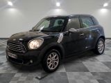 La Mini Countryman est garée sur un sol en dalles à damier