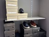 de nombreuses boîtes de chaussures posées sur une étagère dans un placard