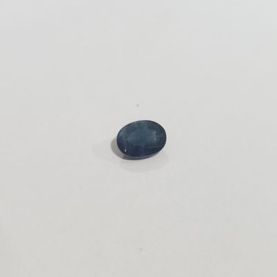 une pierre de saphir bleu sur une surface blanche