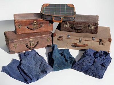 Lot de 5 valises diverses (D. max 22 x 75 x 42 cm) et 3 vête…