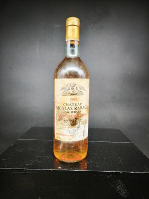 une photo d'une bouteille de vin posée sur une table noire