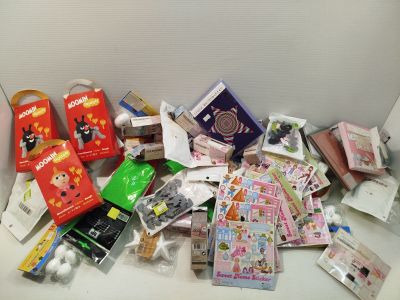 un tas de jouets d'enfants par terre, près d'un mur