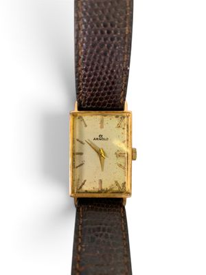 gros plan d'une montre-bracelet avec un bracelet en cuir marron