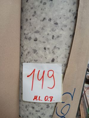 une photo d'un morceau de carton sur lequel est accrochée une étiquette de prix