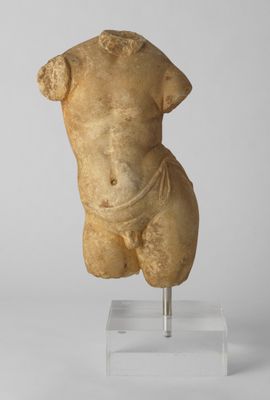 une statue antique représentant un torse masculin posée sur un socle transparent