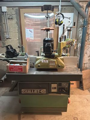 a machine that is sitting on a table in a room