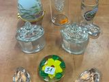 beaucoup d'objets en verre qui se trouvent sur la table