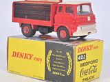 un petit camion rouge posé sur une boîte