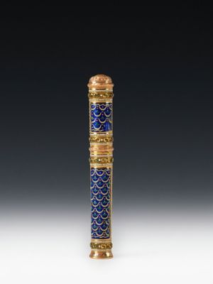 une image représentant une pipe bleue et dorée ornée de motifs dorés
