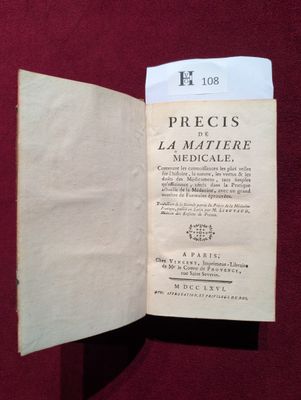 un vieux livre ouvert, dont la page, sur fond rouge, est visible