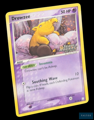 une carte Pokémon jaune sur laquelle figure l'image d'un ours