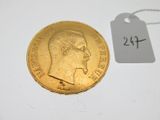 gros plan d'une pièce d'or portant une étiquette de prix