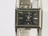 une image d'un gros plan d'une montre-bracelet sur une surface blanche