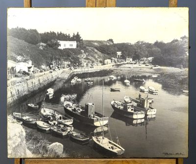 une photo d'une photo représentant un port avec des bateaux