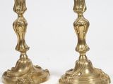 paire de chandeliers anciens en laiton sur piédestal sur fond blanc
