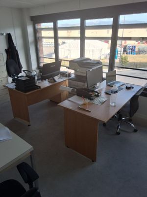 un bureau équipé d'un ordinateur et d'une imprimante dans un bureau