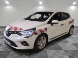 la voiture blanche est garée sur un sol en damier dans le garage