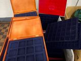 Des boîtes de bijoux sont empilées les unes sur les autres sur une table