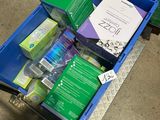 un chariot rempli de cartons et encore de cartons de produits d'entretien