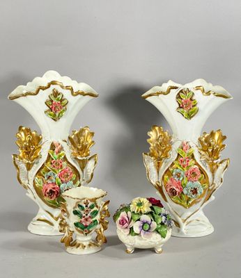 deux vases ornés de fleurs, placés l'un à côté de l'autre