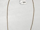 un collier à chaîne en or orné d'une étiquette blanche