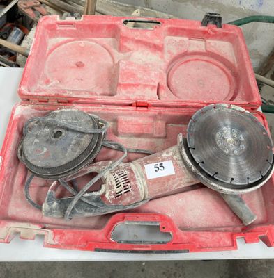 une boîte rouge contenant des outils, posée sur une table