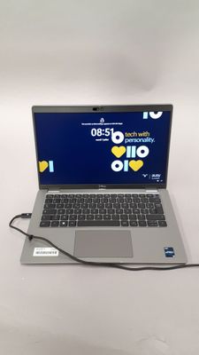 un ordinateur portable ouvert posé sur une table blanche