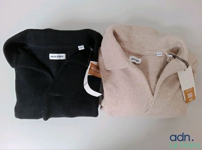 deux pulls posés l'un à côté de l'autre sur une surface blanche