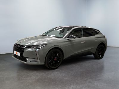 un SUV Infiniti gris de 2021 garé dans un showroom