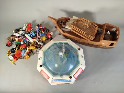 un petit bateau équipé d'un compas et de plein de Lego
